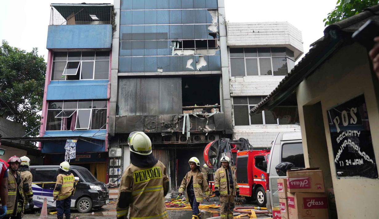 Sebelumnya, 20 orang dilaporkan meninggal dunia dalam insiden kebakaran hebat yang menghanguskan Gedung Terra Drone di Kemayoran, Jakarta Pusat. Tampak dalam foto, personel dari Dinas Penanggulangan Kebakaran dan Penyelamatan saat berada di sekitar gedung perkantoran yang terbakar di Jakarta, Selasa 9 Desember 2025. (AP Photo/Dita Alangkara)