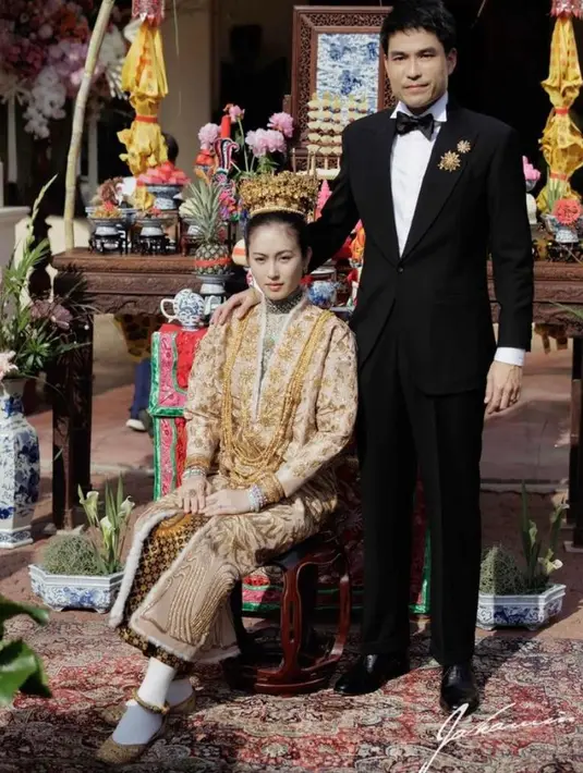 Menikah dengan style Phuket Baba Wedding, Nong Poy tampil begitu cantik dan anggun bak putri kerajaan. @chartmakeup/@niyadweddinganswer.