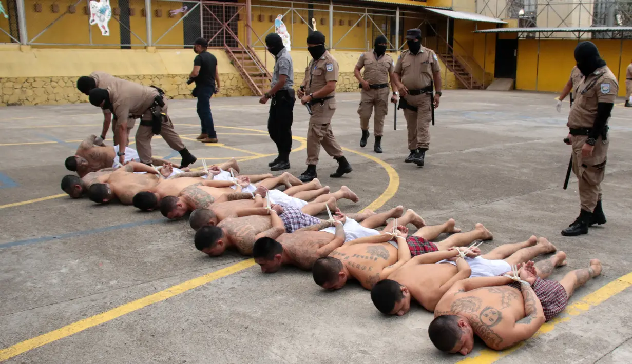 Anggota geng Mara Salvatrucha dan Barrio 18 ditahan di penjara di Ciudad Barrios, El Salvador, 28 Maret 2022. Negara Amerika Tengah itu mengumumkan keadaan darurat pada hari Minggu karena mengalami gelombang baru kekerasan geng. (EL SALVADOR'S PRESIDENCY PRESS OFFICE/AFP)