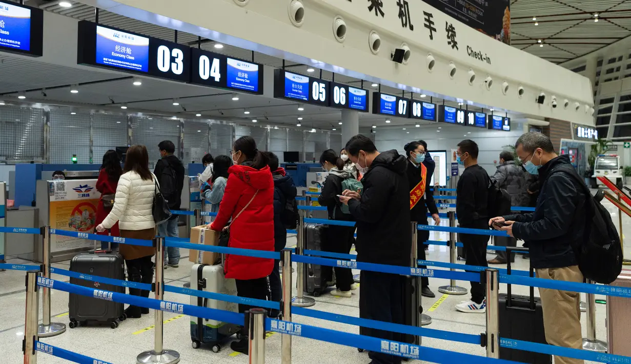 Para penumpang mengantre untuk check in di Bandara Liuji di Kota Xiangyang, Provinsi Hubei, China (29/3/2020). Layanan penerbangan penumpang domestik kembali beroperasi di Hubei, wilayah yang sempat terdampak COVID-19, kecuali layanan di Bandara Internasional Tianhe Wuhan. (Xinhua/Xie Jianfei)