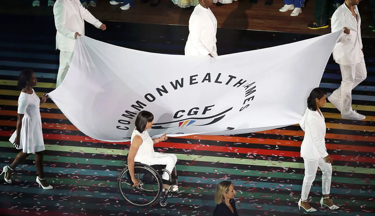 Bendera Commonwealth dibentangkan saat upacara pembukaan Commonwealth Games 2014 di Celtic Park, Glasgow, Skotlandia, (23/7/2014). (REUTERS/Stefan Wermuth)
