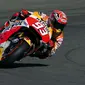 Pebalap Honda, Marc Marquez, saat melakoni sesi latihan bebas di MotoGP Valencia, Jumat (6/11/2015). (REUTERS/Heino Kalis).