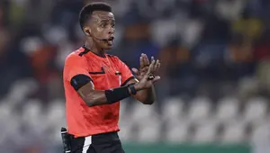 Wasit Somalia, Omar Abdulkadir Artan, memberi isyarat selama pertandingan Grup D Piala Afrika (CAN) 2024 antara Mauritania dan Aljazair di Stade de la Paix di Bouake pada 23 Januari 2024. (KENZO TRIBOUILLARD/AFP)