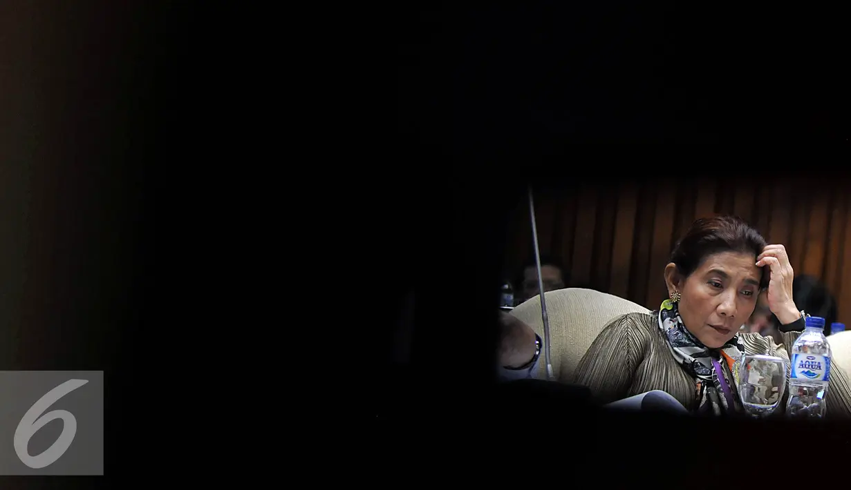Menteri Kelautan dan Perikanan Susi Pudjiastuti menghadiri raker dengan komisi IV DPR, Jakarta, Rabu (27/1). Raker membahas tingkat 1 RUU tentang Perlindungan dan pemberdayaan nelayan, pembudi daya ikan dan Petambak Garam. (Liputan6.com/Johan Tallo)
