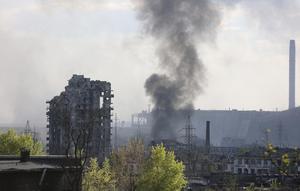 Asap mengepul dari pabrik baja Azovstal di Mariupol, di wilayah di bawah pemerintahan Republik Rakyat Donetsk, Ukraina timur, saat perang antara Rusia Ukraina. (AP Photo/Alexei Alexandrov, File)