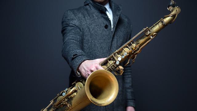 Ilustrasi saxophon , alat musik melodis