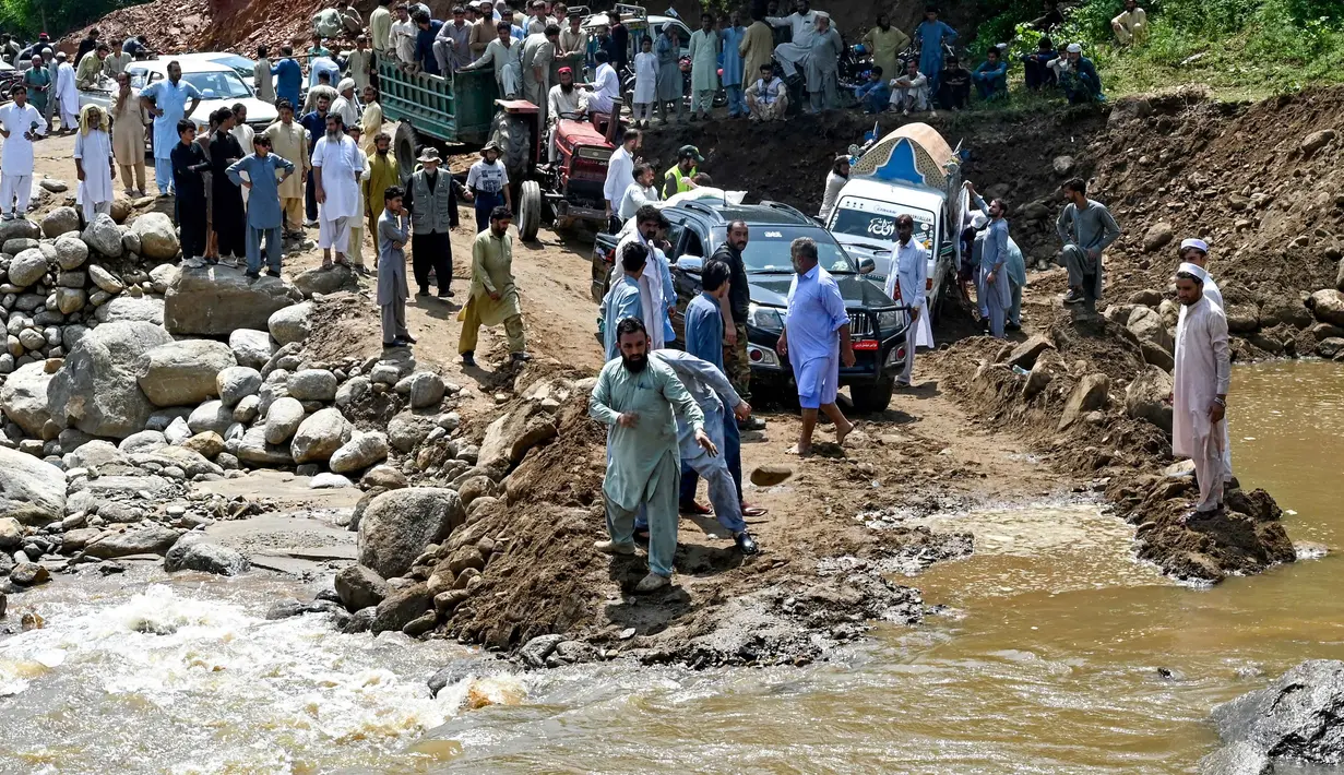 Sekitar 2.000 relawan dan petugas penyelamat dikerahkan untuk mengevakuasi jenazah, membantu korban, serta menyalurkan bantuan darurat di sembilan distrik. (Abdul MAJEED/AFP)