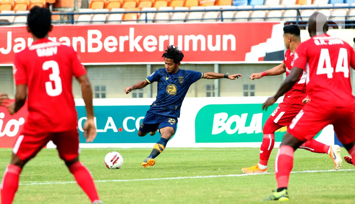 Pemain Persela Lamongan, Riyatno Abiyoso (tengah) menendang bola ke gawang Persik Kediri dalam pertandingan Babak Penyisihan Grup C Piala Menpora 2021 di Stadion Si Jalak Harupat, Bandung. Rabu (7/4/2021). Persela Lamongan bermain imbang atas Persik Kediri 2-2. (Bola.com/Ikhwan Yanuar)