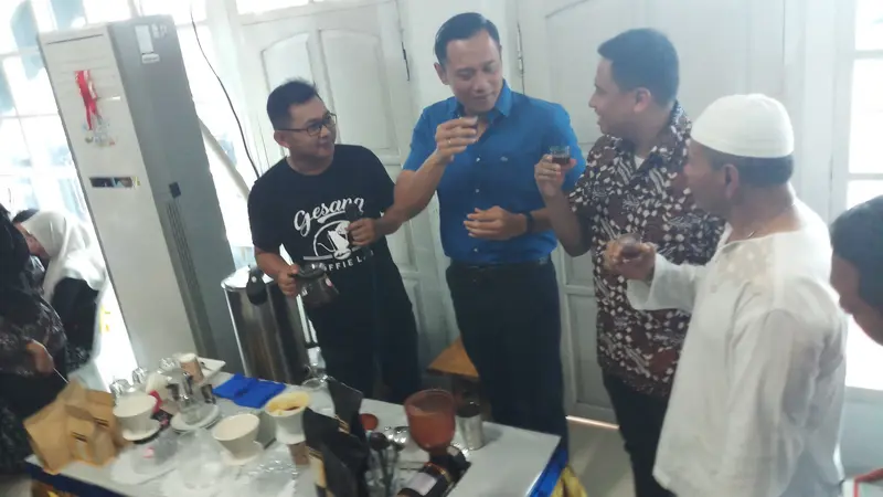 AHY meracik kopi di Wonosobo, Jawa Tengah