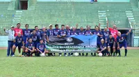 Para pemain Arema era Galatama berkumpul di Stadion Gajayana, Kota Malang, Minggu (3/9/2023). (Bola.com/Iwan Setiawan)