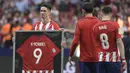 Striker Atletico Madrid, Fernando Torres, menerima jersey usai melawan Eibar pada laga La Liga Spanyol di Stadion Wanda Metropolitano, Madrid, Minggu (20/3/2018). Laga ini merupakan yang terakhir bagi Torres bersama Atletico. (AFP/Gabriel Bouys)
