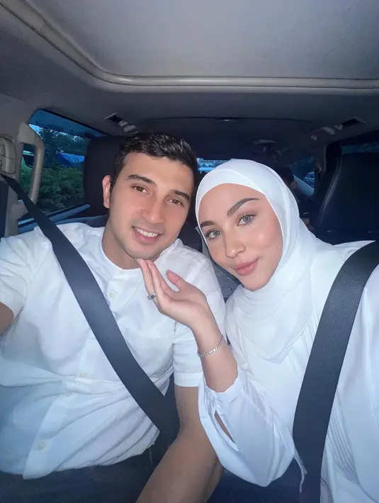 Melalui unggahan Instagram, Margin terlihat semakin menawan dalam berbagai gaya hijab yang menuai pujian banyak orang. [Foto: IG/marginw].