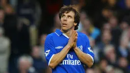 2. Gianfranco Zola - Pria berusia 53 tahun ini pernah berseragam Napoli sebelum menjadi legenda di Chelsea. Diego Maradona lah yang membuat permainan Zola berkembang hingga menjadi salah satu pesepak bola top dunia. (AFP/Adrian Dennis)