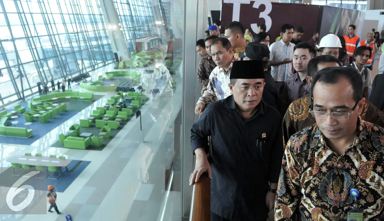 Ketua DPR Ade Komarudin, Komisi V DPR dan Dirut Angkasa Pura 2 Budi Karya Sumadi saat meninjau Terminal 3 Ultimate di Bandara Soekarno Hatta Banten, Rabu (29/6). (Liputan6.com/Johan Tallo)