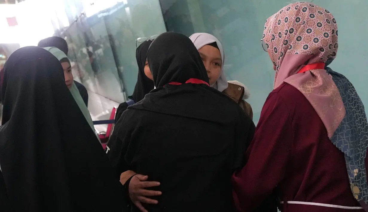 Selain 20 WNI, ada juga satu WNA turut dievakuasi yang merupakan istri dari WNI tinggal di Lebanon. (AP Photo/Tatan Syuflana)