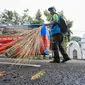 Perugas kebersihan DLH Kota Bandung tengah menyapu jalanan di Kota Bandung. (Dok. DLH Kota Bandung).