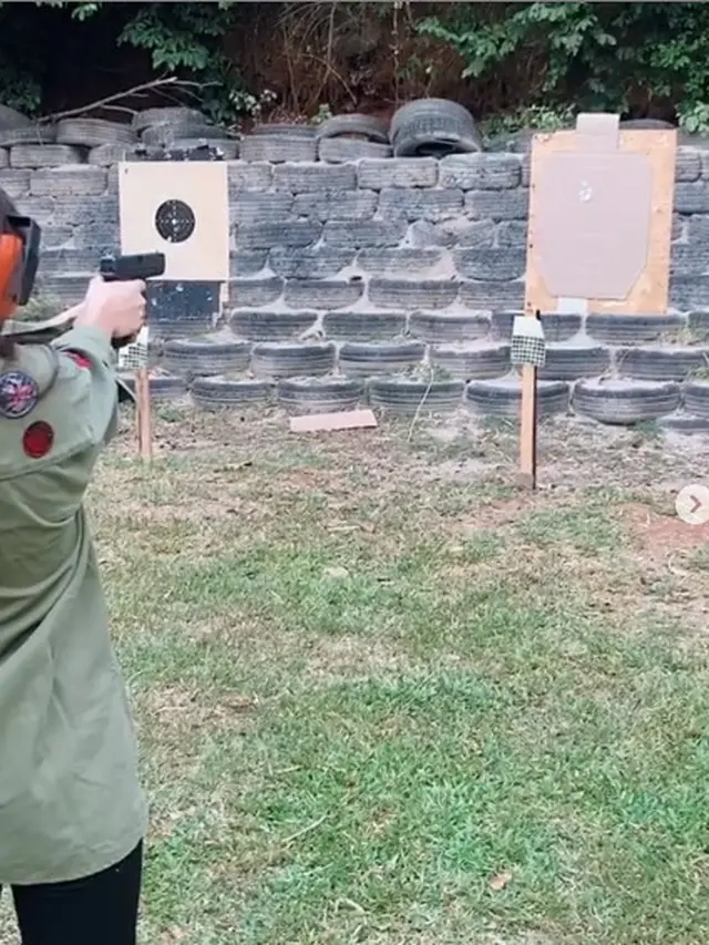 6 Gaya Febby Rastanty saat Latihan Menembak, Curi Perhatian