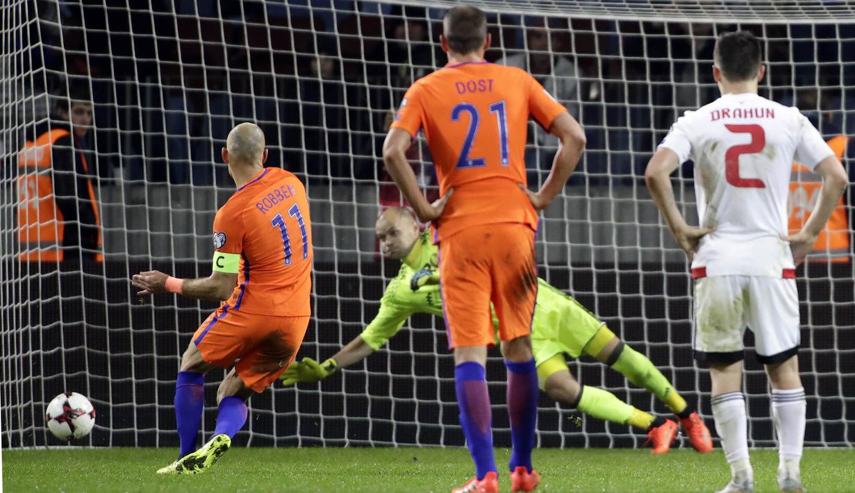 Gelandang Belanda, Arjen Robben, melakukan eksekusi penalti saat melawan Belarusia pada laga kualifikasi Piala Dunia 2018 di Stadion Borisov Arena, Borisov, Sabtu (7/10/2017). Belarusia kalah 1-3 dari Belanda. (AP/Sergei Grits)