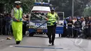  Petugas membawa alat khusus untuk menandai letak terjadinya kecelakaan saat olah TKP di Arteri Pondok Indah, Jakarta, Kamis (22/1/2015). (Liputan6.com/Miftahul Hayat)