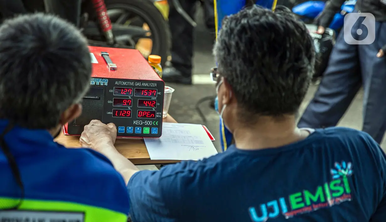 Petugas mengecek emisi gas buang kendaraan bermotor di Jakarta, Rabu (6/1/2021). Pengecekan yang diselenggarakan Dinas Perhubungan dan Kepolisian tersebut bertujuan untuk mengurangi polusi udara dari emisi gas buang kotor. (Liputan6.com/Faizal Fanani)