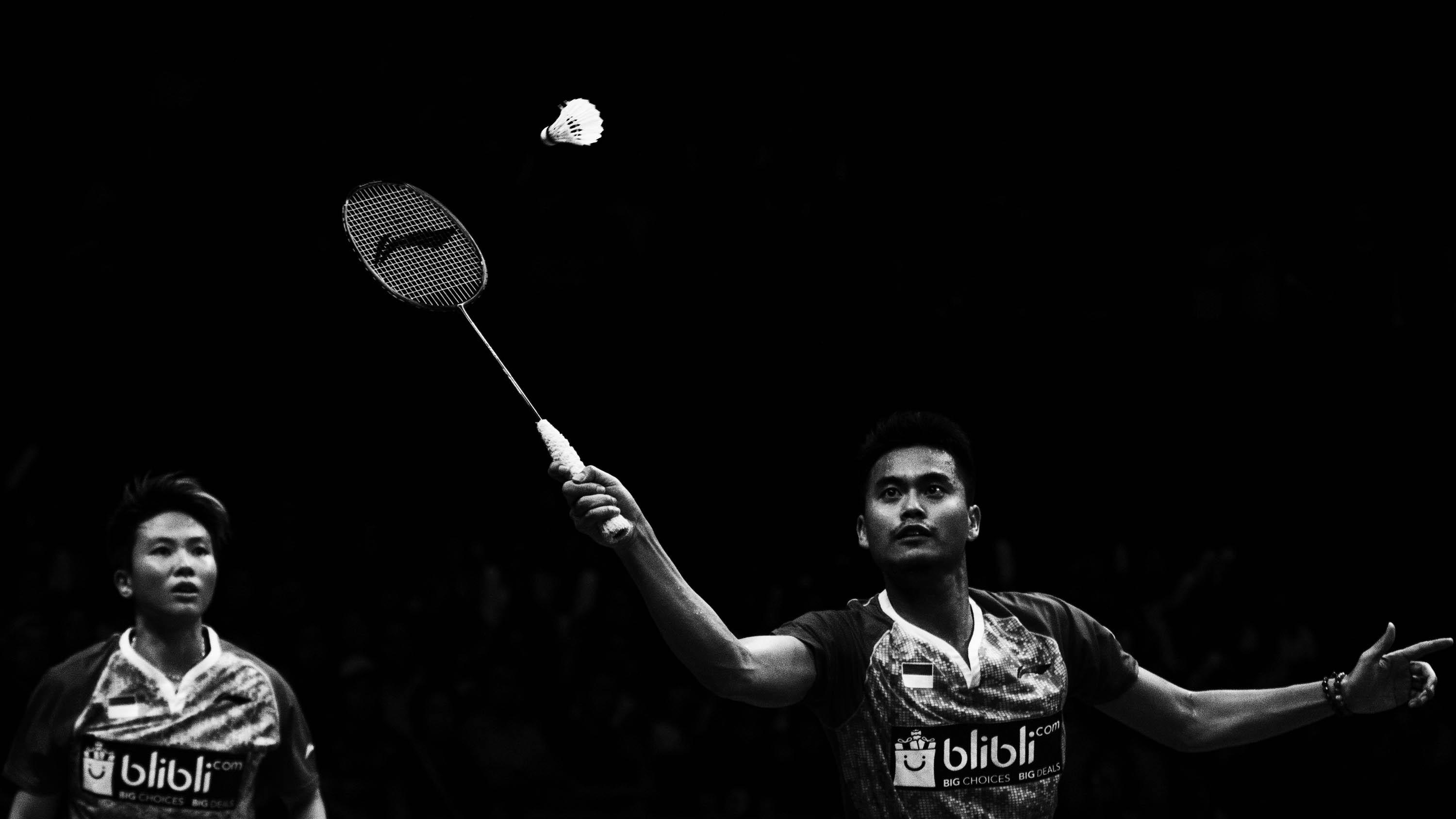 Pebulutangkis ganda campuran Indonesia, Tontowi Ahmad/Liliyana Natsir, saat berlaga pada partai final Indonesia Open di JCC Jakarta, Minggu (18/6/2017). (Bola.com/Vitalis Yogi Trisna)