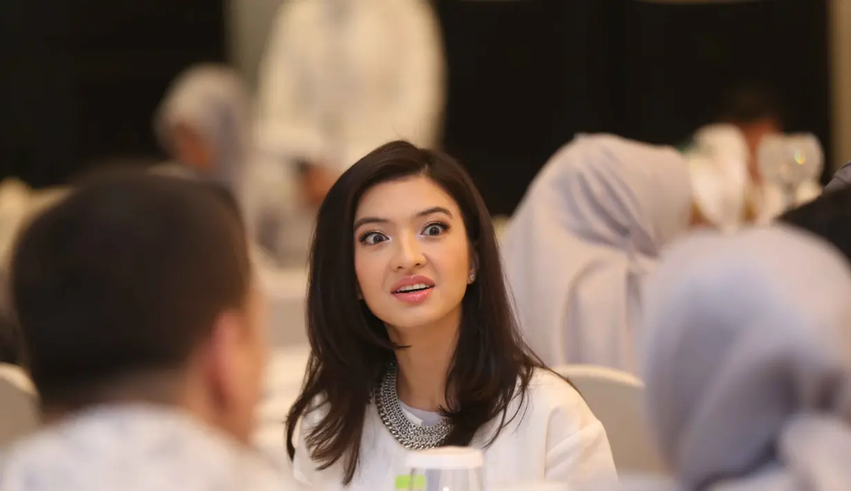 Bagi Raline, ini merupakan lebaran pertamanya di New York. Tidak ada acara khusus selama di sana, bersama keluarga hanya diisi dengan puasa, bukber, salat berjamaah. (Nurwahyunan/Bintang.com)