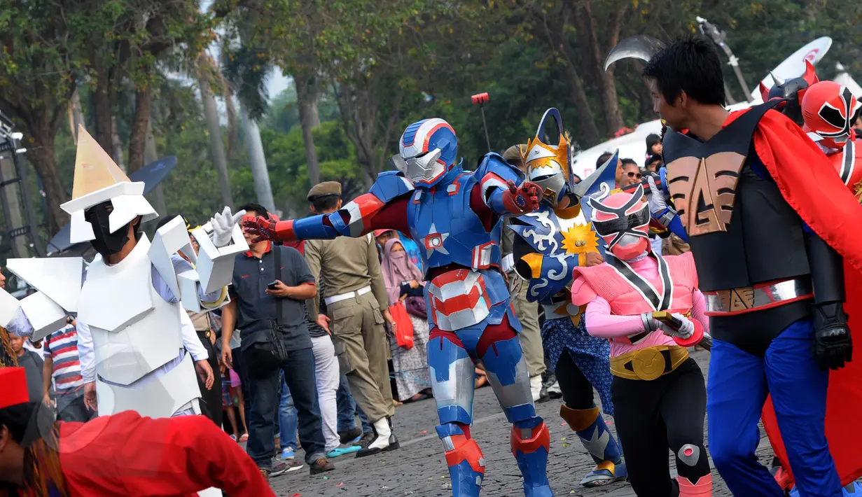 Sejumlah robot ikut memeriahkan pawai seni dan budaya Jakarta Karnaval, Minggu (7/6/2015). Pawai Jakarta Karnaval ini dalam rangka perayaan HUT Jakarta ke-488. (Liputan6.com/Faisal R Syam)