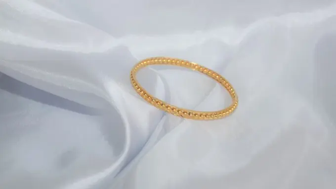 Ilustrasi Gelang Oval Emas Kecil (Credit: Imam Kurniawan/Unsplash)