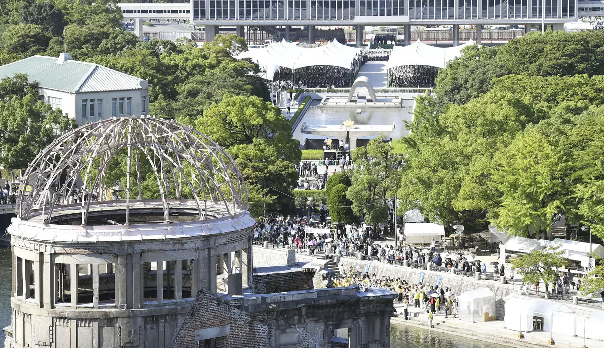 Warga Jepang berkumpul untuk memperingati 72 tahun tragedi bom Hiroshima di Peace Memorial Park di Hiroshima, Jepang (6/8). Dalam upacara peringatan tersebut turut hadir Perdana Menteri Jepang Shinzo Abe. (Shingo Nishizume/Kyodo News via AP)