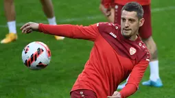 Gelandang Makedonia Utara Arijan Ademi menghadiri sesi latihan pada malam pertandingan play-off Piala Dunia 2022 di stadion Dragao di Porto, Senin (28/3/2022). Makedonia Utara akan menantang Portugal pada Rabu, 30 Maret 2022 dini hari WIB. (MIGUEL RIOPA/AFP)
