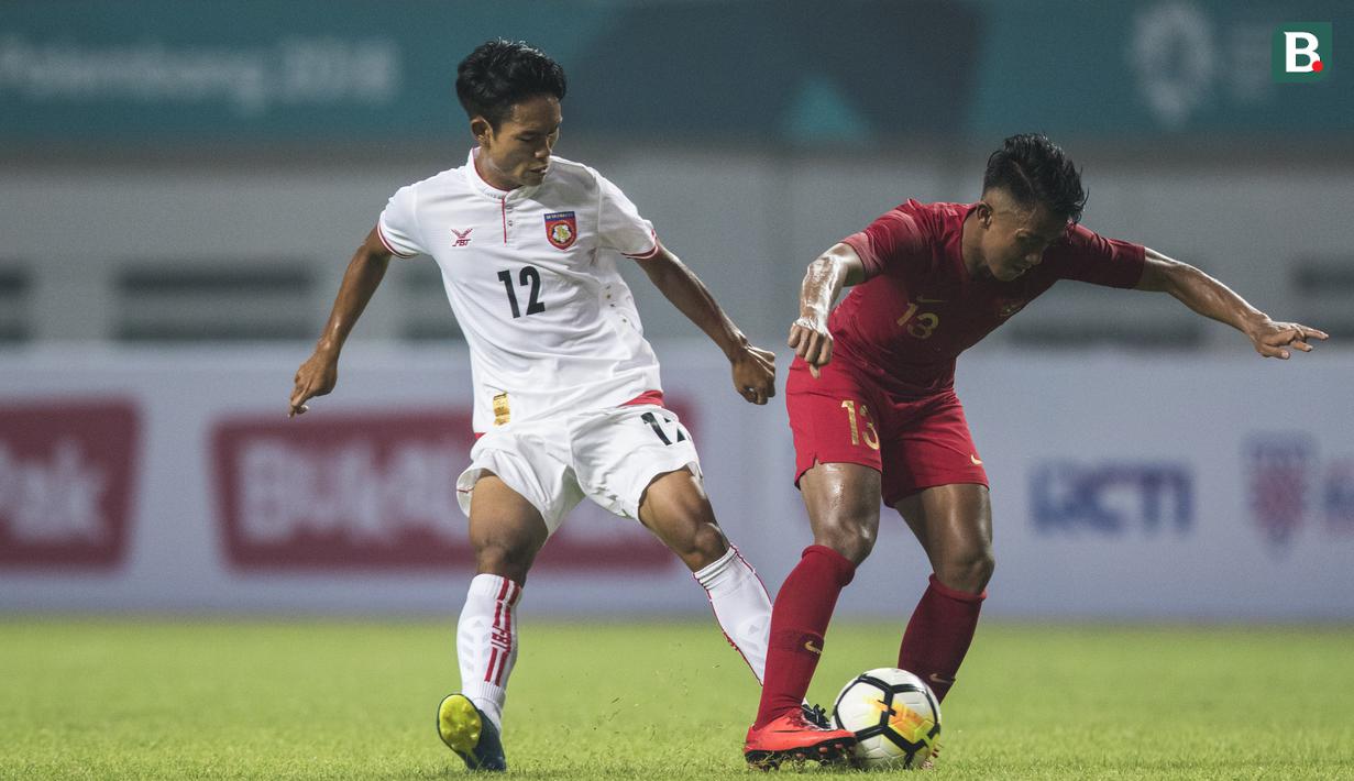 Gelandang Timnas Indonesia, Febri Hariyadi, berusaha mempertahankan bola saat melawan Myanmar pada laga persahabatan di Stadion Wibawa Mukti, Jawa Barat, Rabu (10/10). Indonesia menang 3-0 atas Myanmar(Bola.com/Vitalis Yogi Trisna)