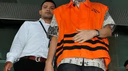 Rizal Abdullah berjalan menuju mobil usai menjalani pemeriksaan di Gedung KPK, Jakarta, Rabu (27/5/2015). Rizal diperiksa sebagai tersangka kasus Wisma Atlet SEA Games Palembang tahun 2010-2011. (Liputan6.com/Andrian M Tunay)