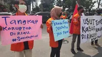 Demonstrasi yang dilakukan mahasiswa mendesak Kejati Riau mengusut tuntas dugaan korupsi di Kabupaten Siak. (Liputan6.com/M Syukur)