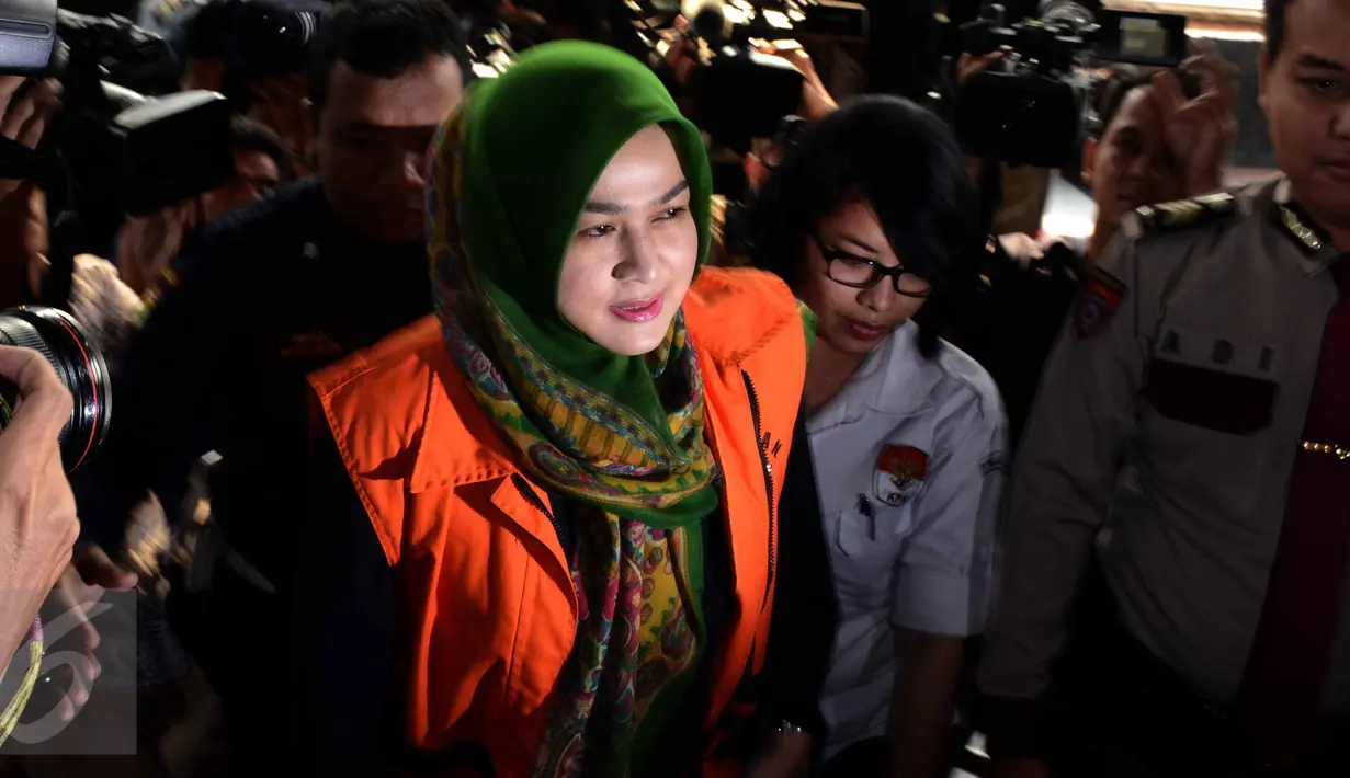 Evi Susanti menjalani pemeriksaan di Gedung KPK, Jakarta, Selasa (25/8/2015). Evi dan suaminya, Gubernur Sumut, Gatot Pujo Nugroho diperiksa sebagai saksi dalam kasus dugaan korupsi dana bansos di Sumatera Utara. (Liputan6.com/Helmi Afandi)