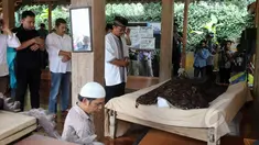 Keluarga dan kerabat ikut menyalatkan jenazah Didi Petet di musala di rumah kediaman almarhum di kawasan ciputat, Tangerang Selatan, Jumat (15/5/2015). Didi Petet meninggal di usia 58 tahun karena diduga menderita asam lambung. (Liputan6.com/Helmi Afandi)