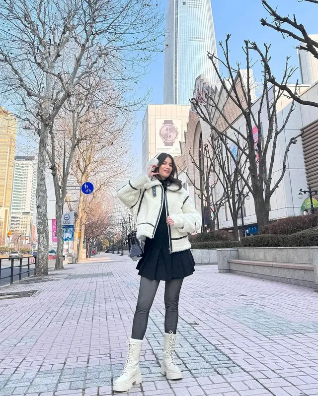 3. Bahkan, meski memakai gips, penampilan Sabrina tetap curi perhatian netizen.