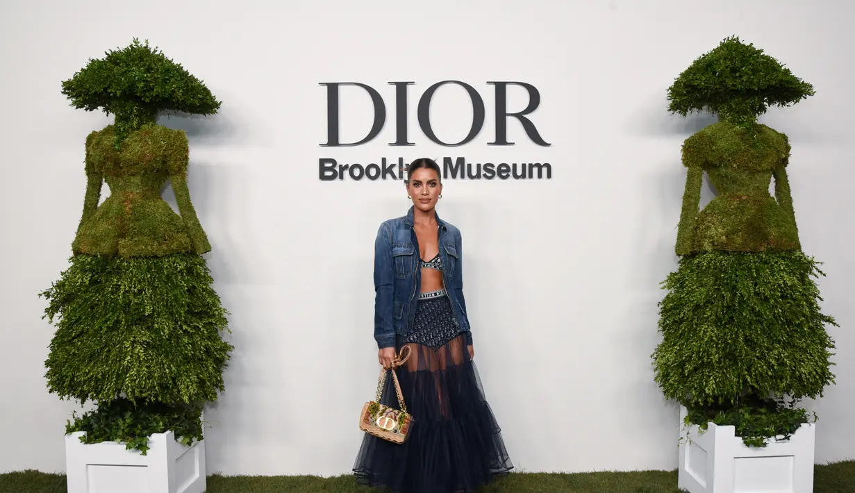 Camila Coelho mengenakan Dior Ready-To-Wear by Maria Grazia Chiuri. (Foto: Dior)