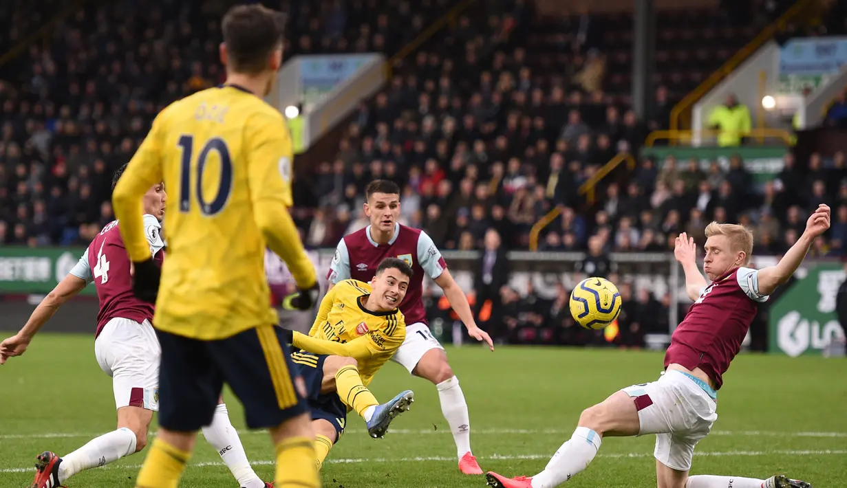 Pemain Arsenal Gabriel Martinelli (tengah) menendang bola ke gawang Burnley pada pertandingan Liga Inggris di Turf Moor, Burnley, Inggris, Minggu (2/2/2020). Laga berakhir imbang tanpa gol. (Oli SCARFF/AFP)