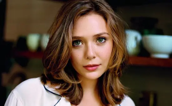 Elizabeth Olsen adalah seorang aktris kelahiran Amerika, yang merupakan adik dari selebriti kembar, Mary Kate dan Ashley Olsen.
