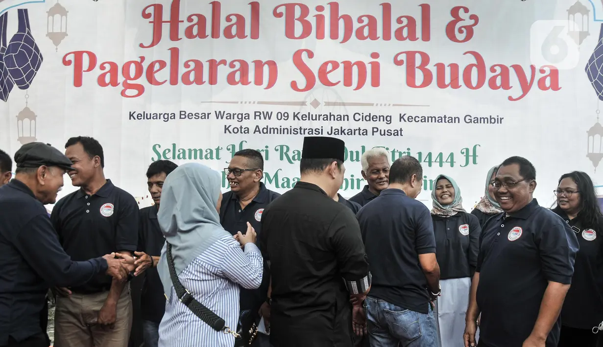 Warga saat bermaaf-maafan saat acara Halalbihalal dan Pagelaran Seni Budaya di Asrama Polisi Cideng Barat, Gambir, Jakarta Pusat, Minggu (28/5/2023). (merdeka.com/Iqbal S Nugroho)