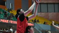 Viral Video Zhang Ziyu, Pebasket Wanita Asal China dengan Tinggi 220 Cm Kalahkan Indonesia (doc: Weibo)