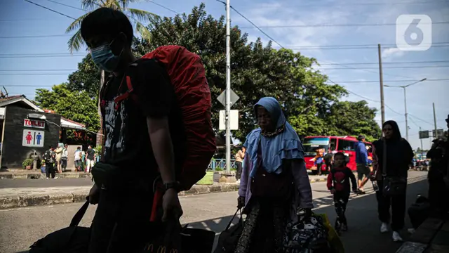 FOTO: Suasana Arus Balik Lebaran di Terminal Kampung Rambutan