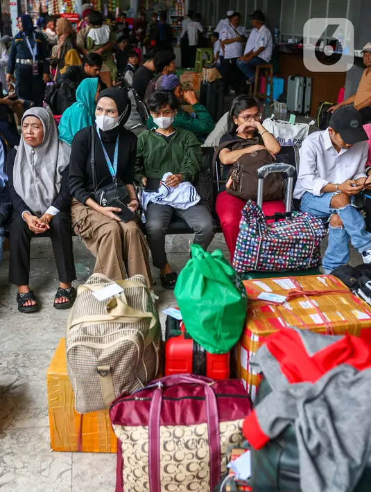Warga yang ingin melakukan perjalanan mudik mulai memadati ruang tunggu Terminal Kalideres. (Liputan6.com/Angga Yuniar)