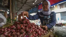 Pedagang menata bawang merah di Pasar Kebayoran Lama, Jakarta, Selasa (30/4/2024). (merdeka.com/Arie Basuki)