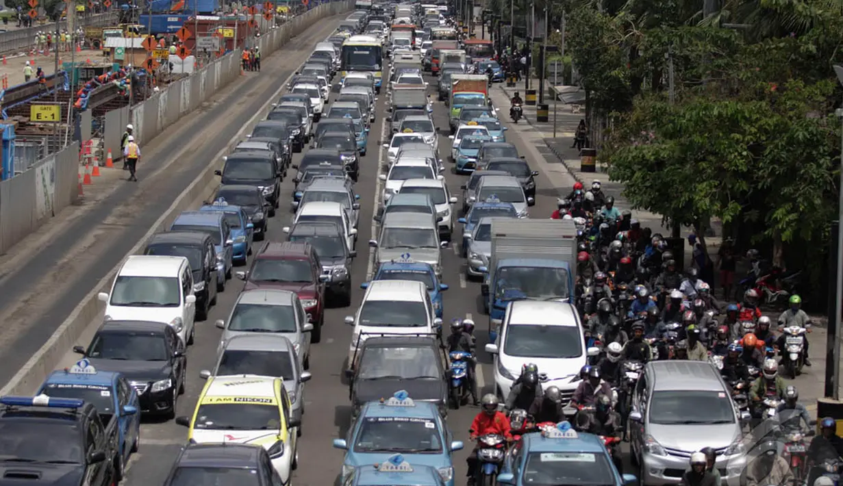 Aksi yang dipusatkan di kawasan Bundaran HI Jakarta tersebut menyebabkan kemacetan panjang di kawasan Jalan Sudirman, Thamrin, Tanah Abang, Harmoni dan Menteng, Rabu (10/12/2014). (Liputan6.com/Faizal Fanani)