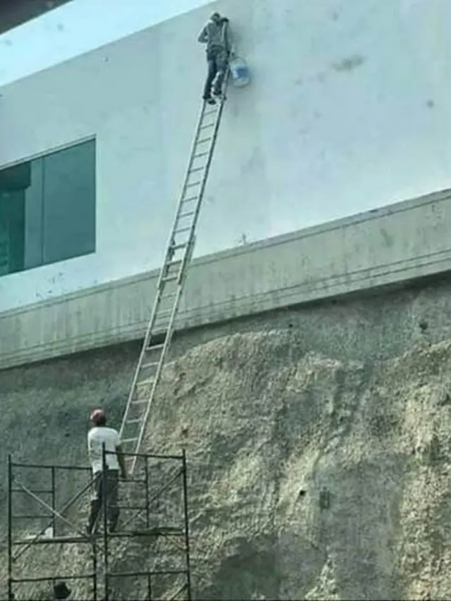 6 Aksi Kuli Bangunan Naik Tangga Perbaiki Atap Rumah Ini Totalitas