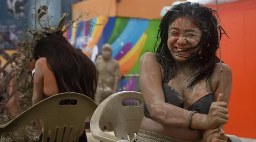 FOTO: Menikmati Mandi Lumpur Sepuasnya di Boryeong Mud Festival - Photo  Liputan6.com