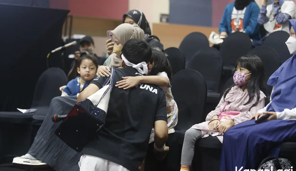 Pada pertandingan kali ini, Desta berhasil meraih juara setelah menyingkirkan dua lawannya. Usai pertandingan, Desta menghampiri istri dan anak-anaknya yang duduk berjejer di bangku penonton. [Foto: KapanLagi.com®/Bayu Herdianto]