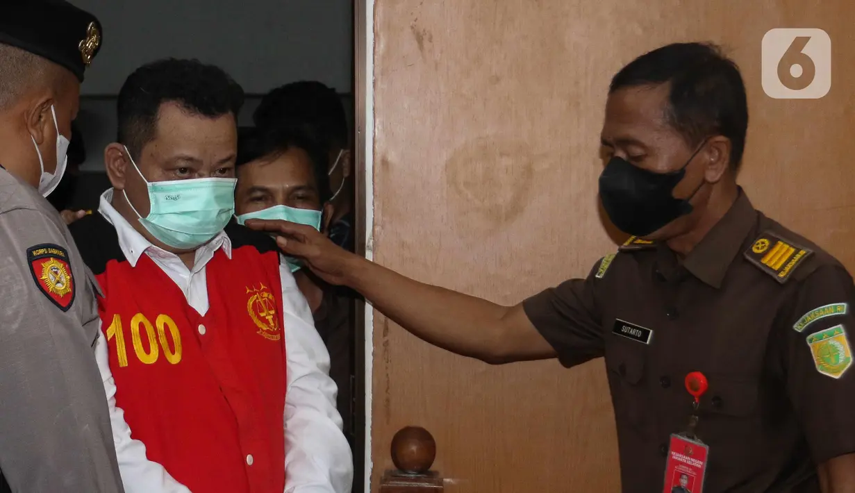 Asisten rumah tangga mantan Kadiv Propam Polri Ferdy Sambo, Kuat Ma’ruf (kedua kiri) bersiap menjalani sidang perdana terkait kasus pembunuhan berencana Brigadir Nofriansyah Yosua Hutabarat atau Brigadir J di Ruang Utama Pengadilan Negeri Jakarta Selatan, Senin (17/10/2022). Jaksa Penuntut Umum (JPU) mendakwa Kuat Ma’ruf terlibat dalam pembunuhan berencana Brigadir J. (Liputan6.com/Herman Zakharia)