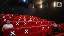Pengunjung menonton film di salah satu bioskop Cinepolis di Jakarta Jumat (23/10/2020). Sejumlah bioskop di Ibu kota kembali beroperasi setelah mendapatkan izin dari Pemprov DKI Jakarta dengan jumlah penonton dibatasi maksimal 25 persen dari total kapasitas. (Liputan6.com/Faizal Fanani)